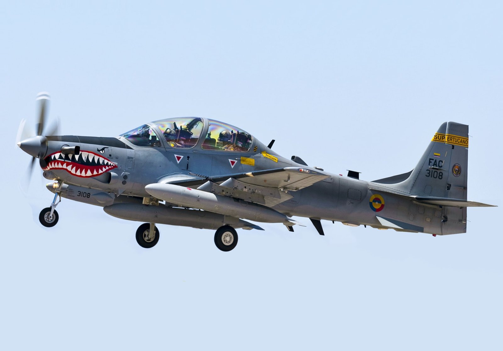 Aeronave A-29B Super Tucano de la Fuerza Aeroespacial Colombiana durante un despegue de entrenamiento en 2023.
