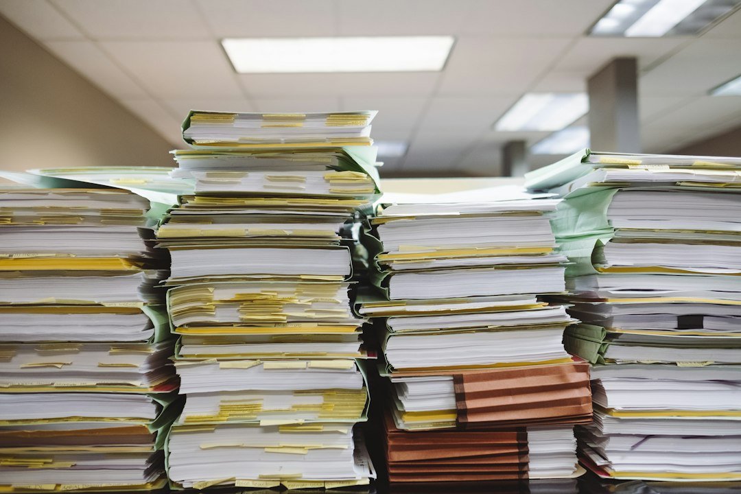 Carpetas y documentos apilados en un archivo, imagen de referencia sobre una investigación institucional