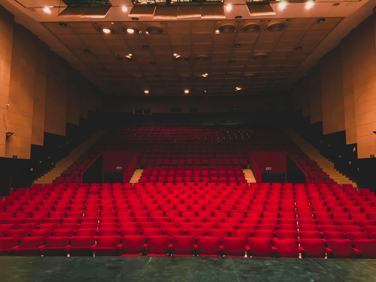 Filas de asientos en un auditorio vacío.
