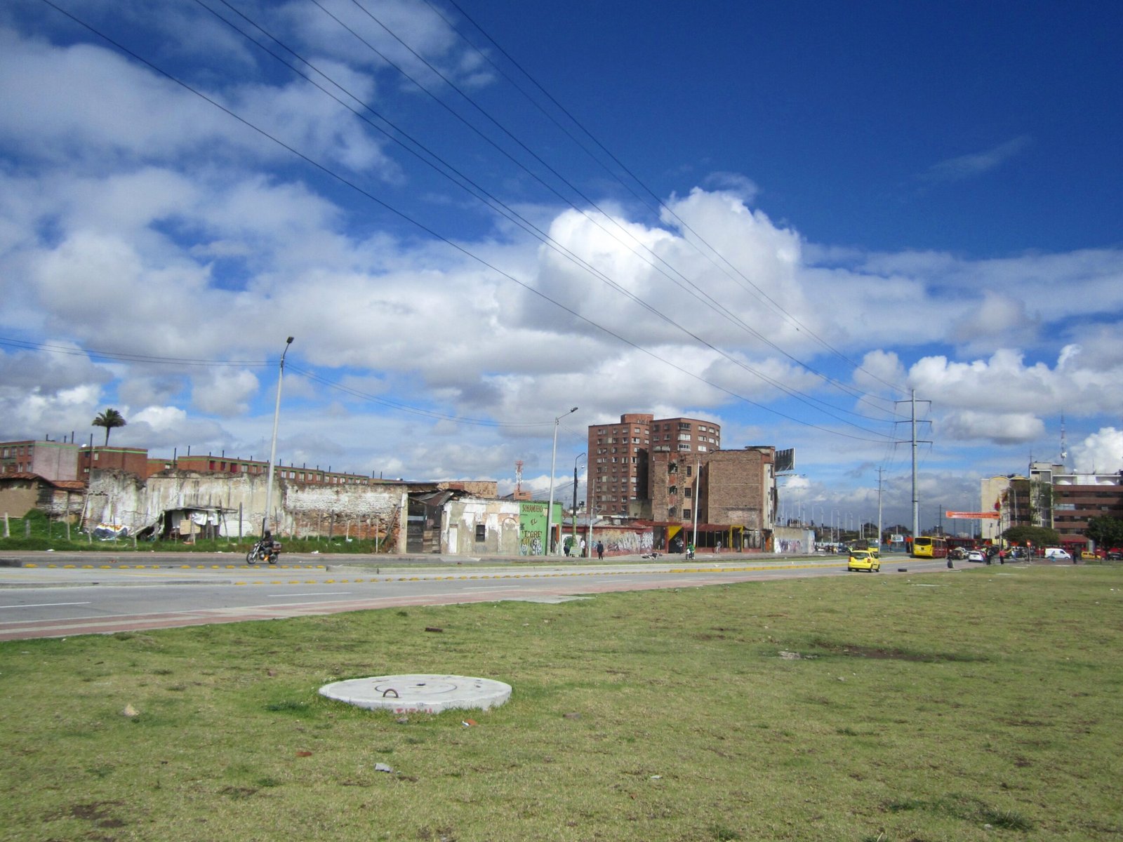 Vista de la avenida Los Comuneros y el barrio San Bernardo en el centro de Bogotá