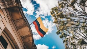 Bandera de Colombia ondea en el centro de Bogotá