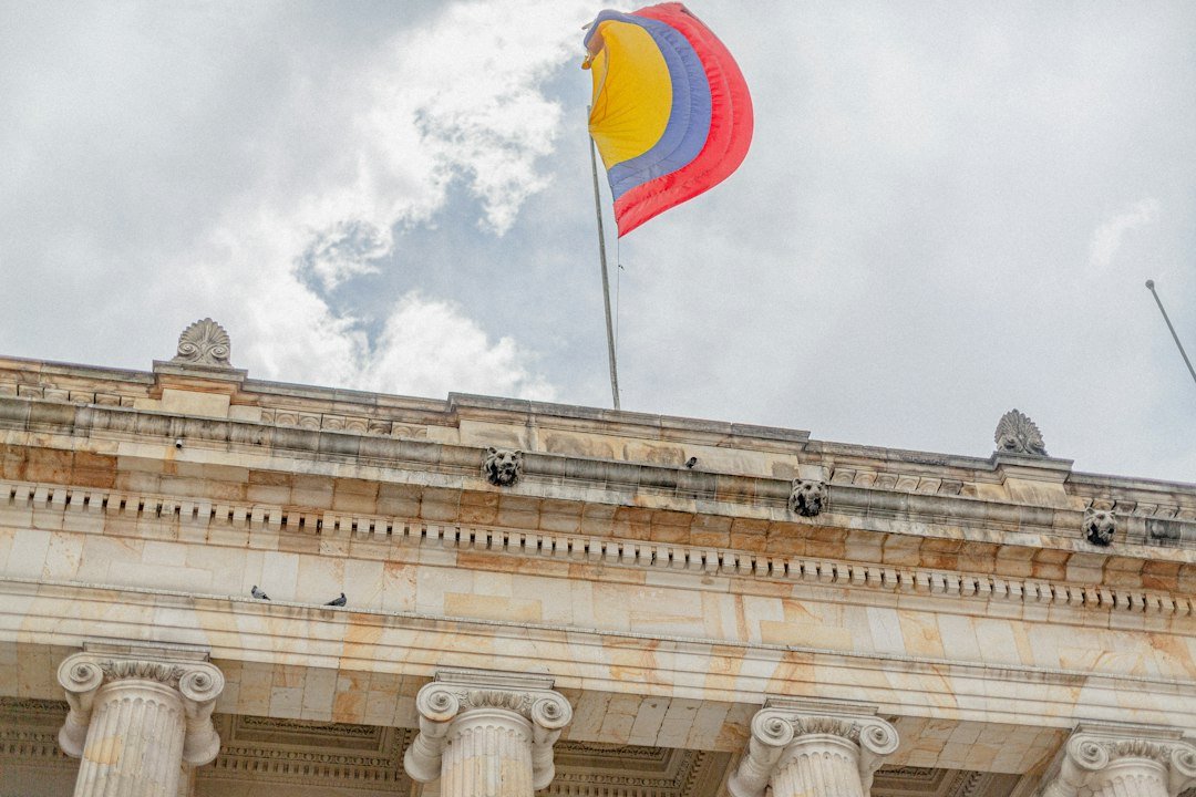 Bandera de Colombia en la Plaza de Bolívar de Bogotá