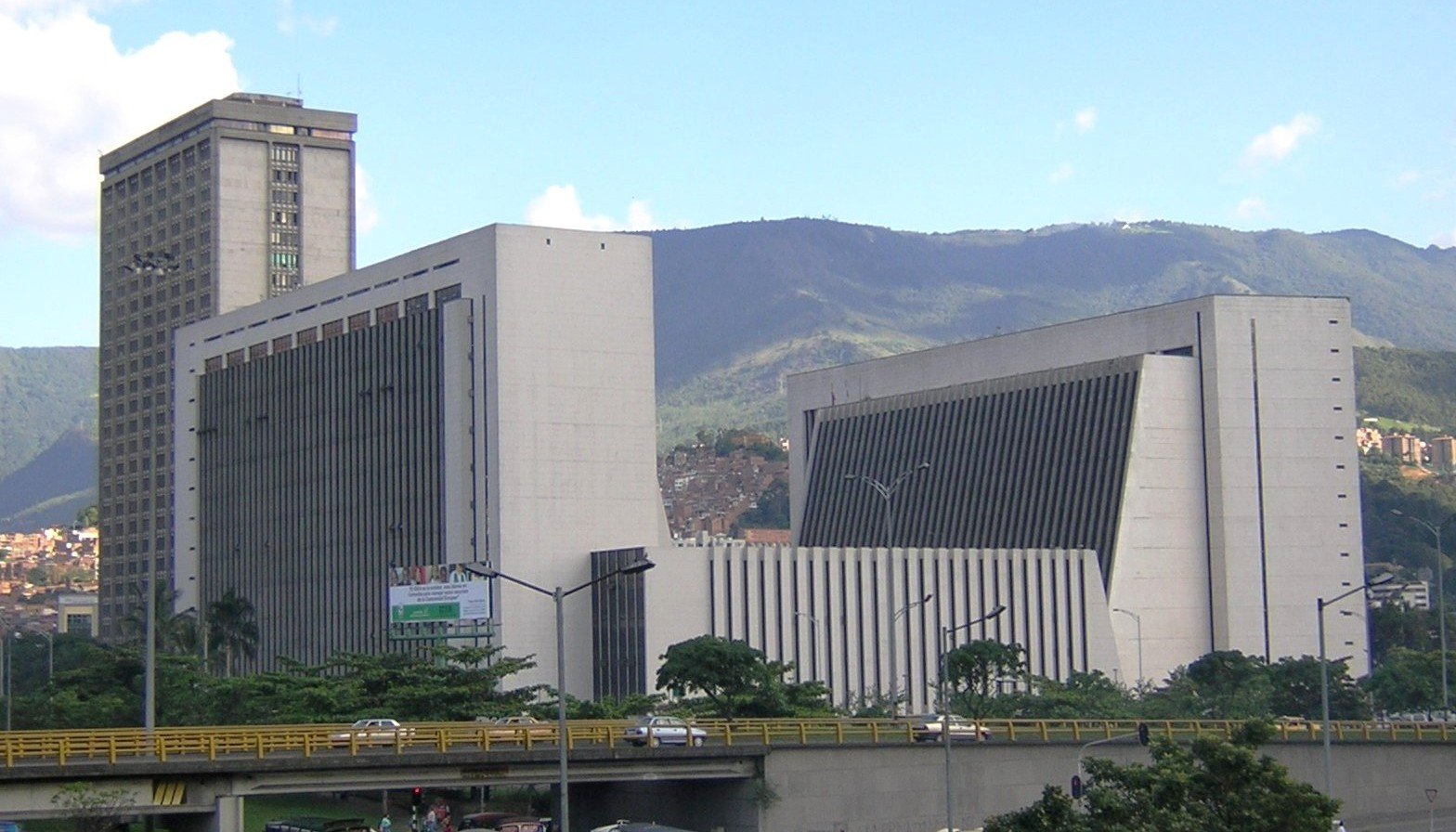 Vista del Centro Administrativo La Alpujarra, sede de la Alcaldía de Medellín y la Gobernación de Antioquia.