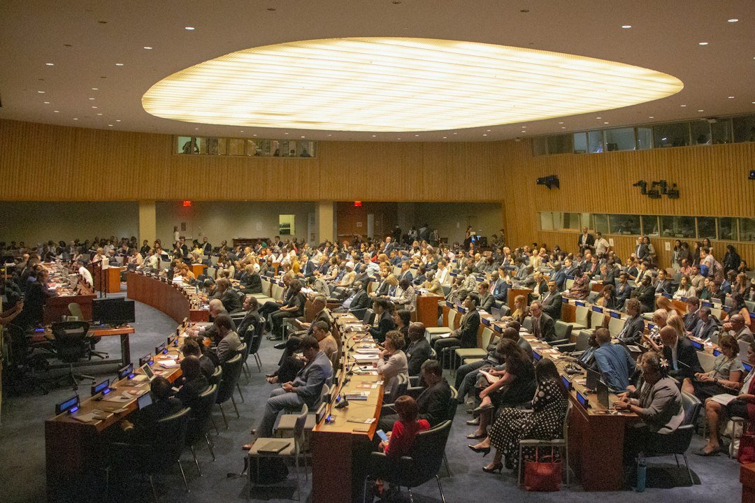 Delegados reunidos en un salón de las Naciones Unidas