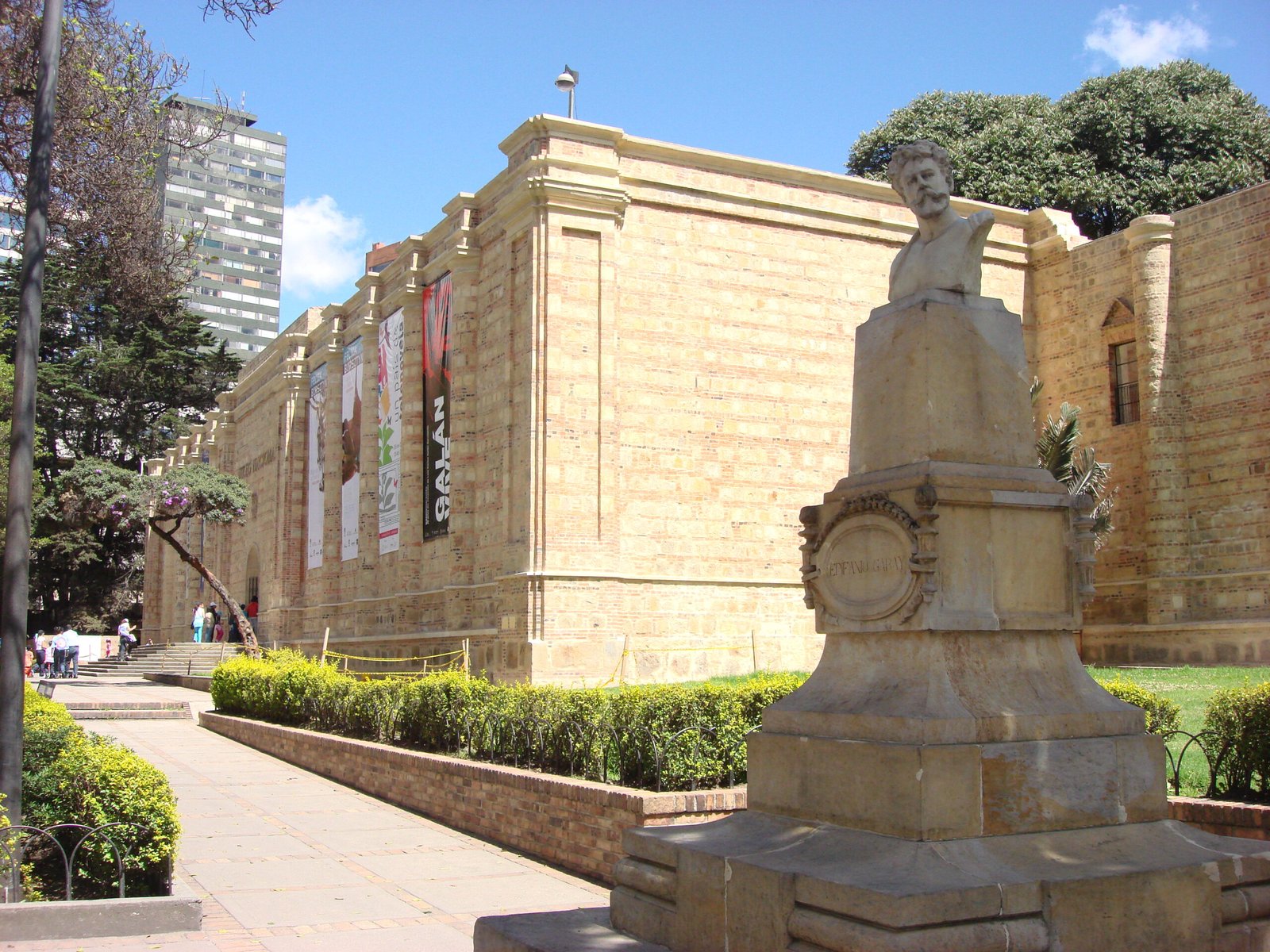 Acceso al Museo Nacional con el busto de Epifanio Garay, fotografía de archivo de diciembre de 2009.