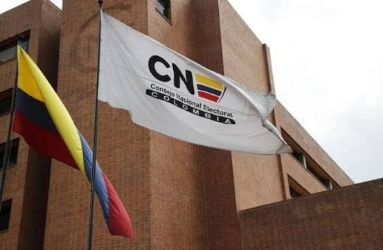 Fachada del Consejo Nacional Electoral de Colombia con bandera del CNE y bandera de Colombia