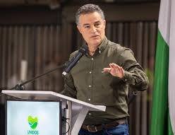 Hombre hablando en atril durante una intervención pública