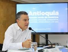 Funcionario en reunión pública ante un micrófono