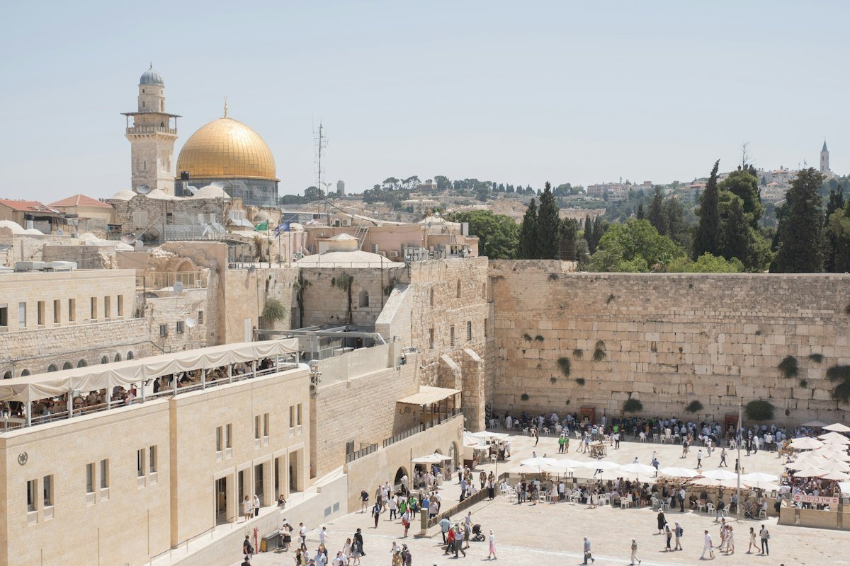 Vista del Muro Occidental y la Cúpula de la Roca en Jerusalén; fotografía de referencia