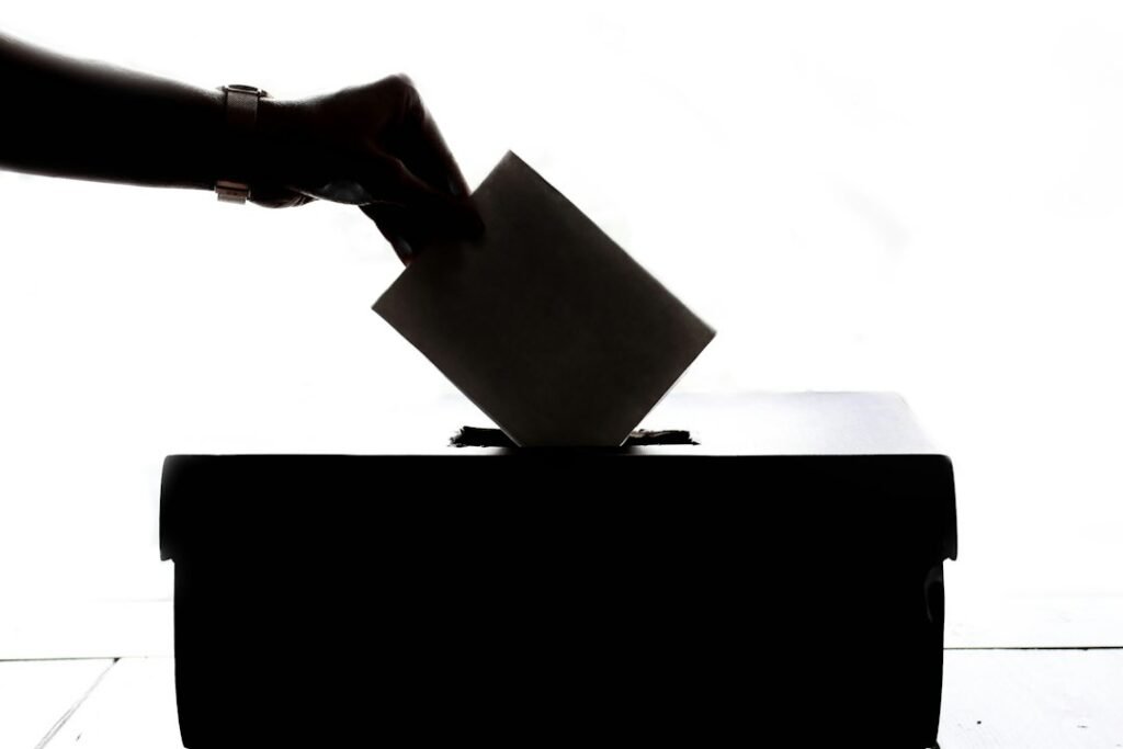 Una persona deposita su voto en una urna durante una jornada electoral