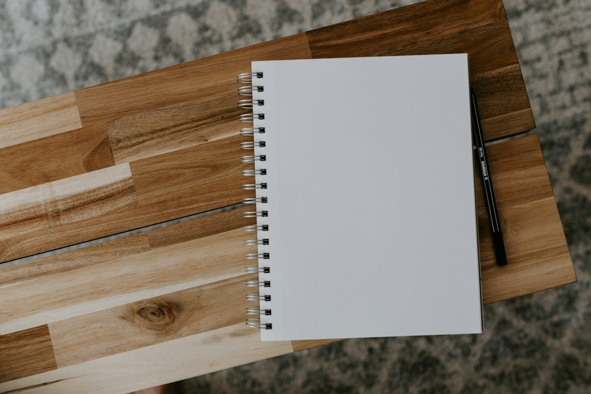 Libreta de espiral sobre una mesa de madera.