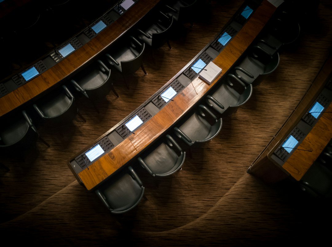 Mesa de negociación vacía usada como imagen referencial sobre la relación entre el Gobierno y el Congreso