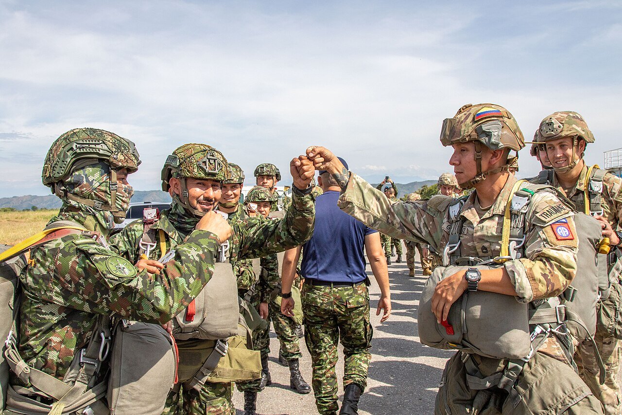 Militares colombianos y estadounidenses se saludan antes de un salto conjunto en Tolemaida en 2024