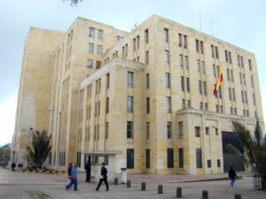 Edificio identificado en Wikimedia Commons como sede del Ministerio de Hacienda de Colombia; fotografía de archivo del 3 de septiembre de 2010, no de la votación de 2026.