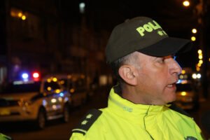 Policías metropolitanos durante un operativo de control en el barrio Santa Fe de Bogotá