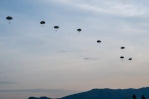 Paracaidistas de los ejércitos de Colombia y Estados Unidos descienden durante un ejercicio bilateral en Tolemaida en 2024