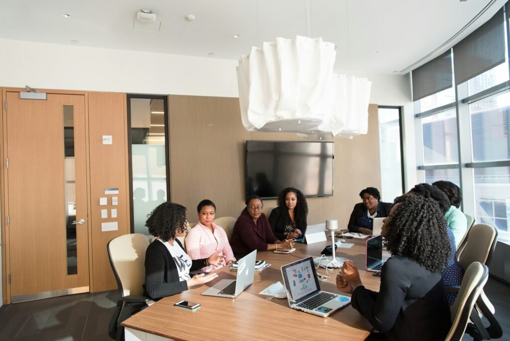 Personas afrodescendientes conversan en una reunión de trabajo, imagen de referencia sobre organización política