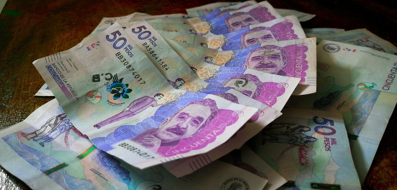 Billetes colombianos de distintas denominaciones; imagen de referencia para explicar el presupuesto, no un desembolso de recursos públicos.