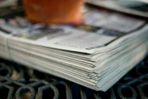 Periódicos como imagen de apoyo sobre agenda pública. Fotografía de Tim Mossholder / Unsplash.