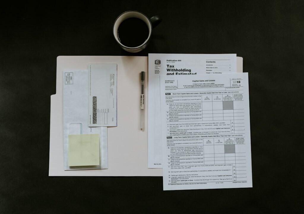 Documentos presupuestales, calculadora y bolígrafo sobre una mesa, imagen de referencia