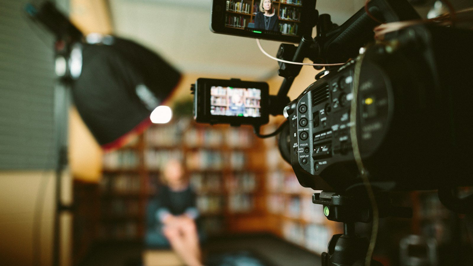 Cámara de cine preparada para grabar una entrevista documental