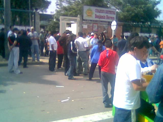 Ciudadanos y jurados en un puesto de votación de Bogotá