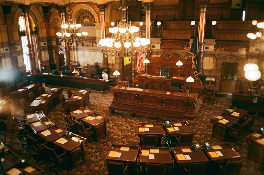 Vista de un recinto legislativo con escritorios y sillas