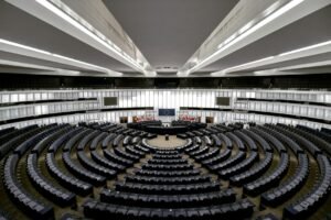 Vista superior de un recinto legislativo con curules distribuidas alrededor del salón