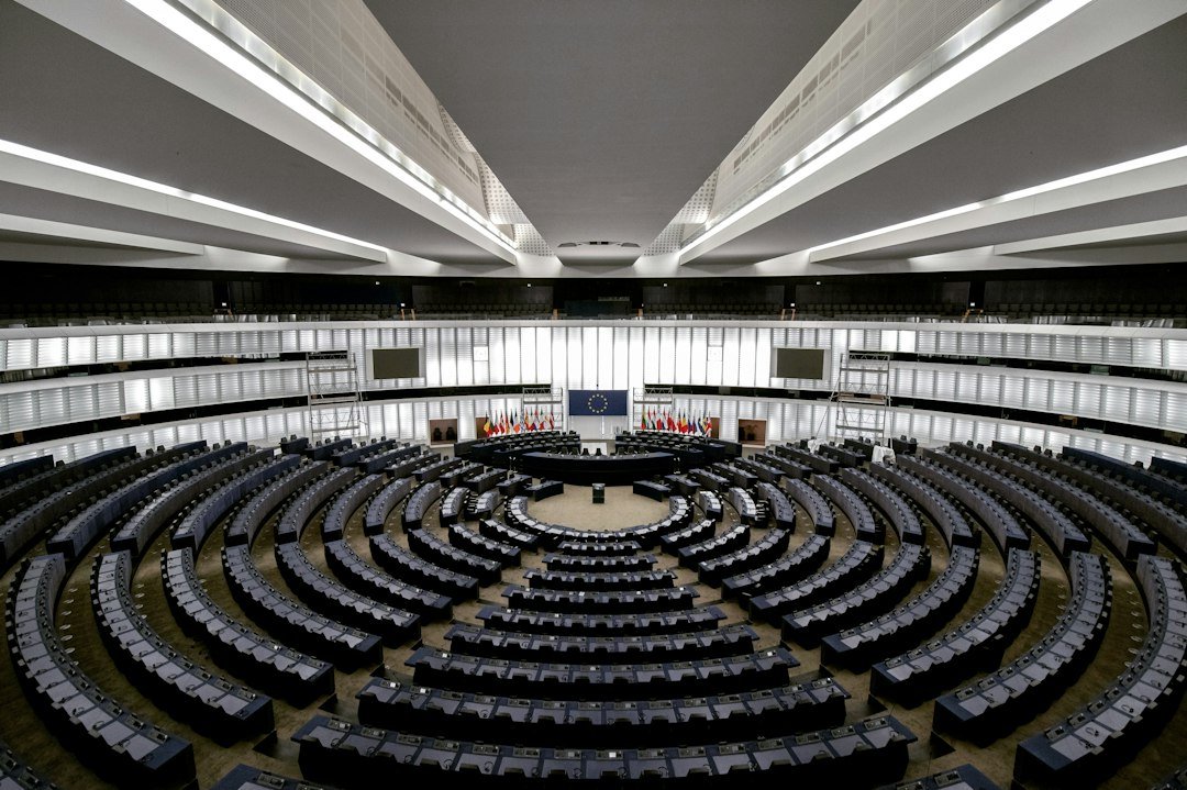 Vista superior de un recinto legislativo con curules distribuidas alrededor del salón
