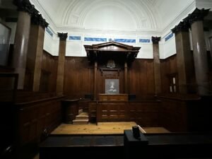 Sala judicial vacía usada como imagen referencial sobre la revisión que corresponde a la Corte Suprema