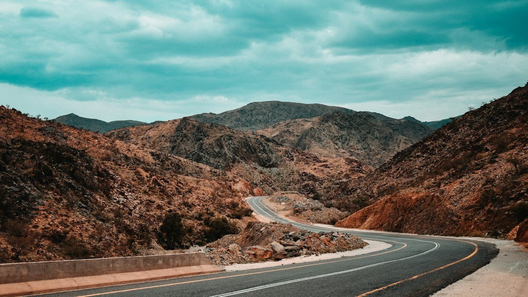 Carretera de montaña como referencia de infraestructura vial